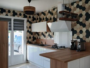 Kjøleskap, mikrobølgeovn, ovn og oppvaskmaskin