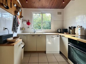 Kjøleskap, mikrobølgeovn, ovn og oppvaskmaskin