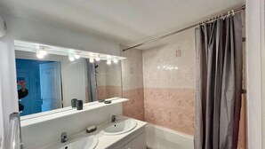 Bathroom - T3 Duplex with private parking, near the port in La Teste de Buch (La Teste-de-Buch)