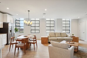 Smart TV - The Eleanor 3BD/3B - 3 King Rooms, Split Floorplan (New Orleans)