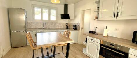 ثلاجة، ميكروويف، فرن، موقد طهي مسطح