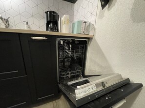 Kühlschrank, Mikrowelle, Herdplatte, Geschirrspüler