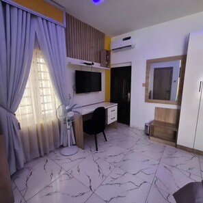 Apartament familiar, balcó, vistes a la ciutat | 1 dormitori, escriptori i espai de treball apte per a portàtils