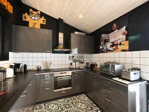 Fridge, oven, stovetop, coffee/tea maker - Spacious house with parking near the sea (Ars-en-Ré)