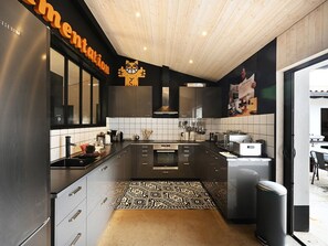 Refrigerador, horno, parrilla de estufa y cafetera y tetera 