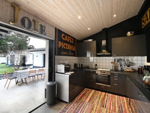 Fridge, oven, stovetop, coffee/tea maker