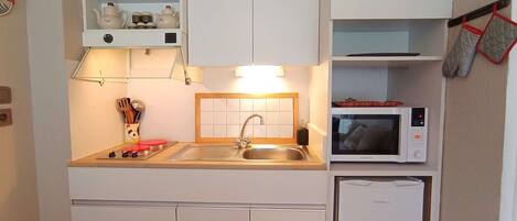 Micro-ondes, plaque de cuisson, cafetière/bouilloire, grille-pain