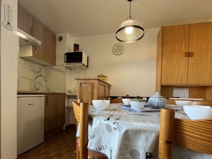 Micro-ondes, four, plaque de cuisson, cafetière/bouilloire