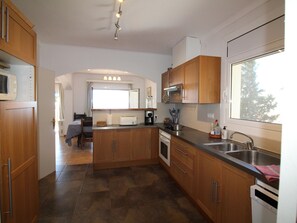 Fridge, microwave, oven, stovetop - Mediterranean Villa with Private Pool in Roses (Roses)