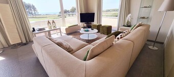 Luxurious apt 3 suites, sea view balcony, parking, wifi
