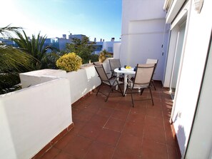Outdoor dining - Cozy Apartment with Saltwater Pool, Terrace & Wi-Fi, Close to Beach & Natural Park (Roses)
