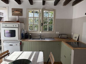 Køleskab, mikrobølgeovn, ovn, kogeplade