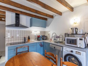 Réfrigérateur, four à micro-ondes, surface de cuisson, lave-vaisselle