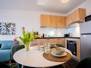 Fridge, microwave, oven, stovetop - T2 Apartment with large terrace and parking (Balaruc-les-Bains)