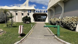L’entrée du Chabian est clairement indiquée par un chemin menant au bâtiment, lequel est entouré de pelouses et de plantes bien entretenues.
