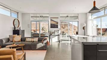 Una televisión, una oficina