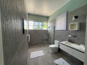 Douche, sèche-cheveux, serviettes fournies, savon
