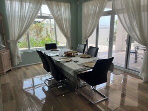 Dining - Crystal Resort. 5 mins from beach, 15 Mins to Ocho Rios Centre , Secure, CCTV. (Tower Isle)