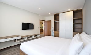 Appartamento Superior, 2 camere da letto, vista città | Biancheria da letto di alta qualità, una scrivania, postazione laptop