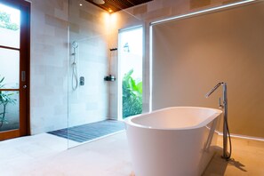 Luxury-Villa, 3 Schlafzimmer, Kochnische, Poolblick | Badezimmer | Kostenlose Toilettenartikel, Haartrockner, Bademäntel, Hausschuhe