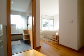 3 habitaciones y tabla de planchar con plancha