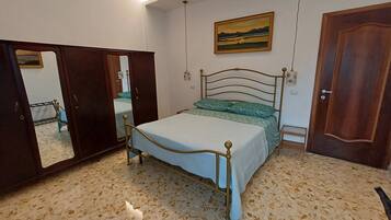 3 bedrooms, desk, iron/ironing board, travel crib