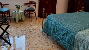 3 chambres, bureau, fer et planche Ă  repasser, lit parapluie