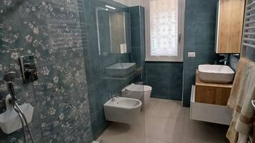 Dusche, Haartrockner, Bidet, HandtĂŒcher