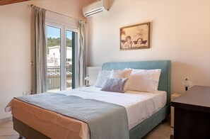 3 quartos, ferros/tábuas de passar roupa, berço de viagem