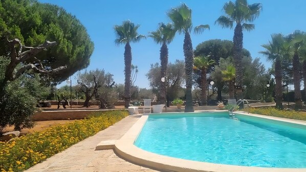 Una piscina al aire libre