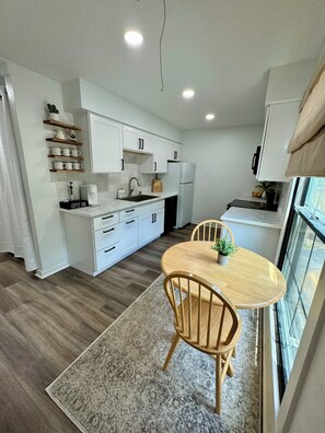 Fridge, microwave, oven, stovetop - Beautiful river front studio with dock and adjacent boat ramp (Bell)