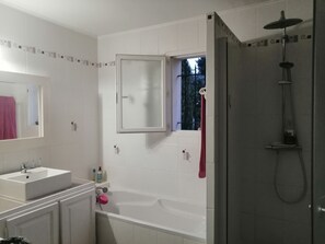 Sèche-cheveux, serviettes fournies, savon, papier toilette