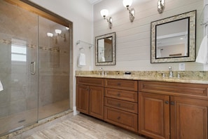 Douche, séchoir à cheveux, serviettes fournies, papier de toilette