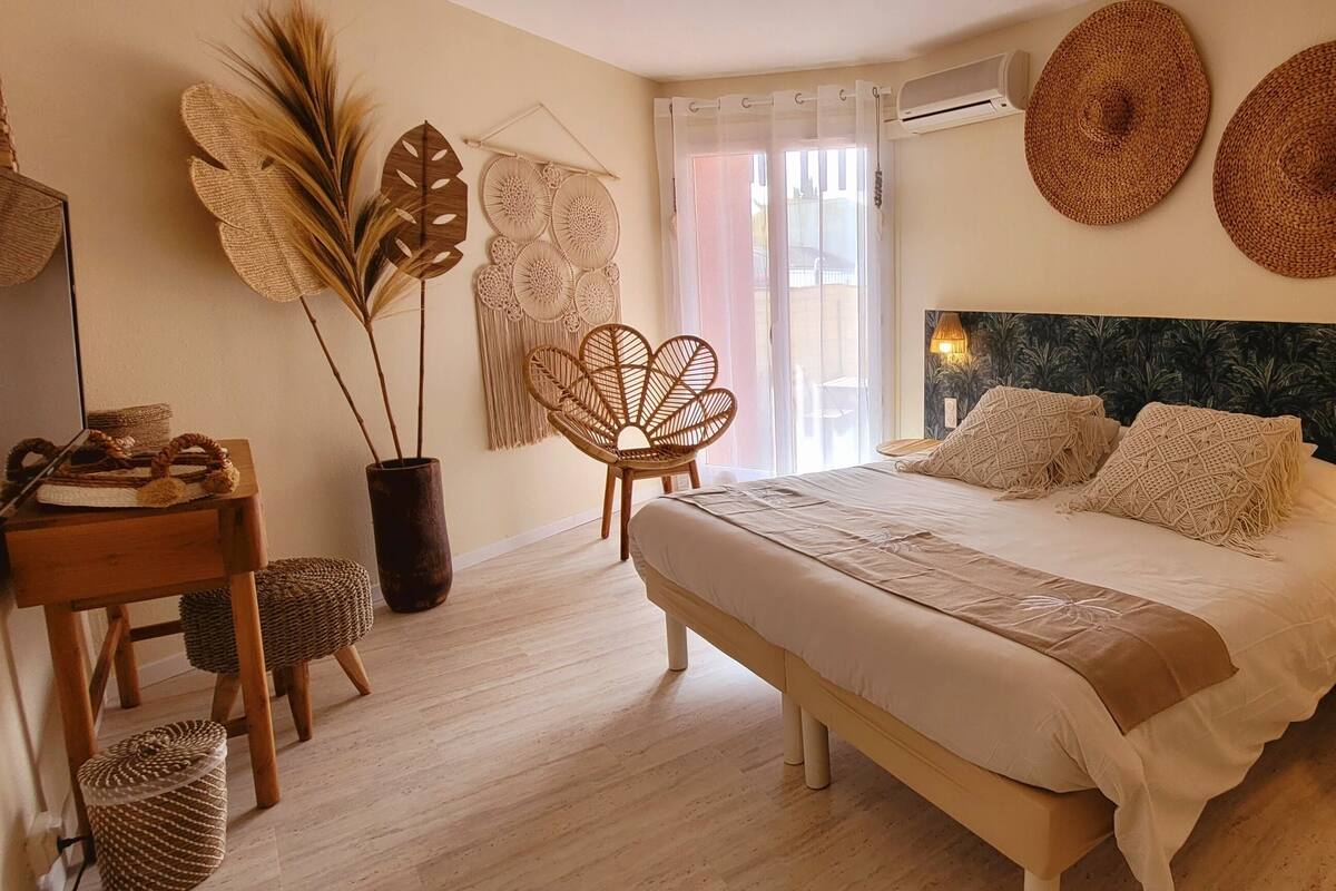 Camera da letto con letto, comodino, lampada e decorazioni murali.