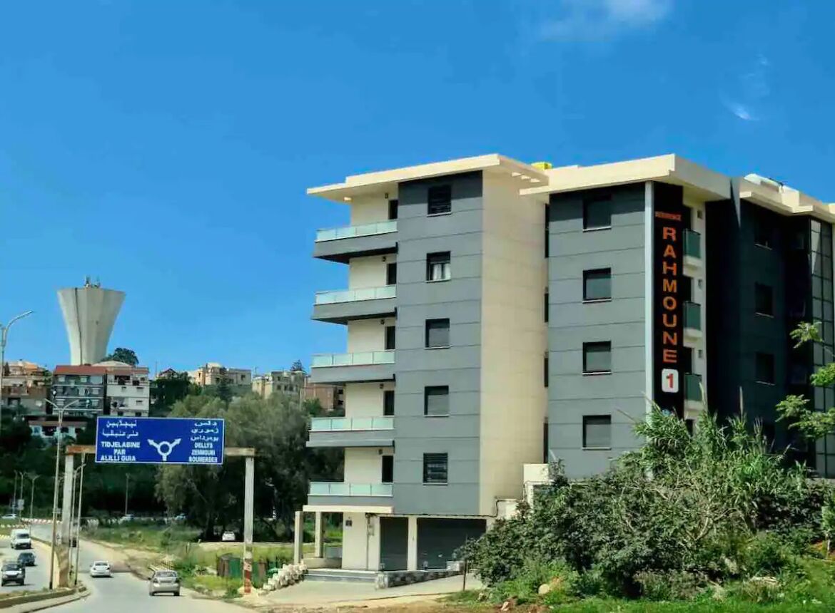 Un edificio moderno de varios pisos con un letrero llamativo que dice 