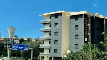 Un edificio moderno de varios pisos con un letrero llamativo que dice