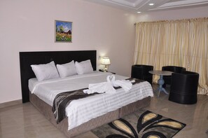 Økonomirom, balkong, byutsikt | Skrivebord, skrivebord for bærbar PC, blendingsgardiner og lydisolert