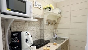 Wasserkocher mit Kaffee-/Teezubehör, Kühlschrank, Mikrowelle, Ofen