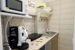 Kühlschrank, Mikrowelle, Ofen, Herdplatte