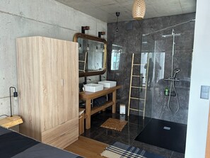 Shower, hair dryer, towels, toilet paper - VILLA MARIE (Fajã da Ovelha)