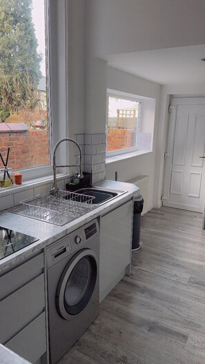 Four à micro-ondes, un four, surface de cuisson