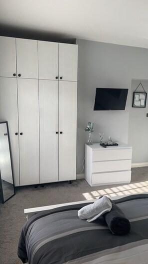 3 bedrooms, iron/ironing board, WiFi, bed sheets - Stylish & Modern 3-Bed Home in Droylsden, Manchester – Prime Location & Comfort. (Audenshaw)