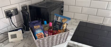 Four Ă micro-ondes, un four, surface de cuisson