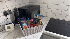 Microwave, oven, stovetop - Stylish & Modern 3-Bed Home in Droylsden, Manchester – Prime Location & Comfort. (Audenshaw)