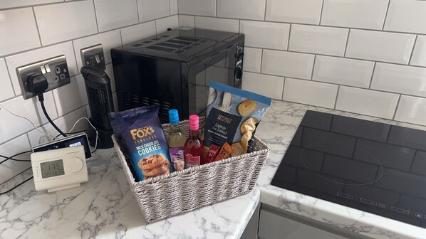 Four à micro-ondes, un four, surface de cuisson