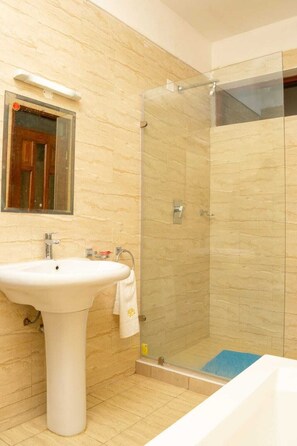 Dusj, håndklær og toalettpapir