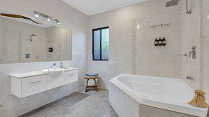 Dusche, Whirlpool, Handtücher