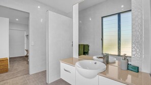 Shower, jetted bath, towels - Jila - your curated Kimberley escape (Cable Beach)