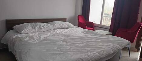 6 bedrooms, iron/ironing board, WiFi, bed sheets