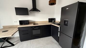 Een koelkast, een magnetron, een oven, een kookplaat